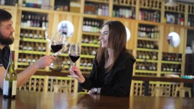 Genç bir adam ve bir kız bir restoranda bir masada şarap içiyor musun, bir erkek ve bir kadın gözlük, Restoran İç, iç şarap Restoran, bir erkek hipper kırmızı şarap içme