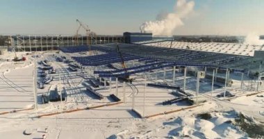 Modern bir fabrika veya Ambar, modern endüstriyel dış, panoramik görünümünün, Modern depo inşaat alanında, yeni bir ticari bina yapısal Çelik Yapı İnşaat