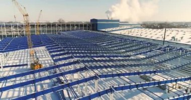 Modern bir fabrika veya Ambar, modern endüstriyel dış, panoramik görünümünün, Modern depo inşaat alanında, yeni bir ticari bina yapısal Çelik Yapı İnşaat