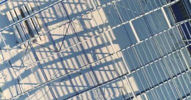 Modern depo inşaat alanında, yeni bir ticari bina inşaat bir modern fabrika veya Ambar, modern endüstriyel dış Yapısal çelik yapısı