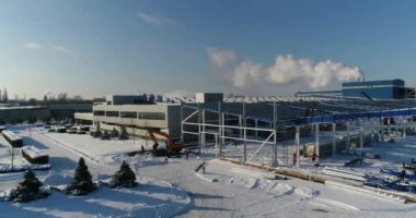 İnşaat sitede, Vinç vinç çalışmalarını demir kiriş yükseltir. İnşaat alanında yükseklikte emekçilerin inşaat sahasında işçiler. Tehlikeli bir iş.