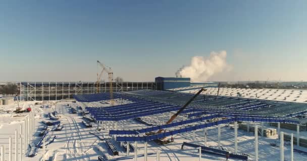 Construction of a modern factory or warehouse, modern industrial exterior, panoramic view, Modern storehouse construction site, the structural steel structure of a new commercial building — Stock Video