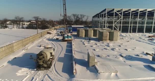 Budowa nowoczesnej fabryki lub zakładu, dzielnicy przemysłowej w zima, panoramiczny widok z powietrza. Nowoczesny zakład na pole pokryte śniegiem, struktura stali konstrukcyjnej nowego budynku handlowego — Wideo stockowe