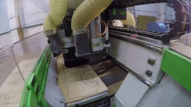 Ayrıntılar bir ahşap panel, yönlendirme Edgebanding iç içe geçme ağaç işleme makinesi, sanayi iç, modern ağaç işleme makinesi, yakın çekim, timelapse otomatik ağaç işleme makinesi kesip