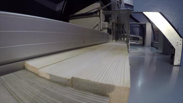 工业内饰, 锯木块, 锯切机为木块, 切割机, sawmodern 机床切割木梁, 特写 — 图库视频影像