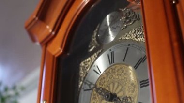 Büyük eski ahşap saat sarkaç, bir sarkaç ile eski ahşap saat, bir sarkaç ile antika ahşap saat