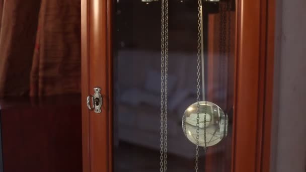 O pêndulo do relógio antigo antigo, relógio de madeira antigo, relógio antigo. Conceito de Velho Tempo e Tempo — Vídeo de Stock