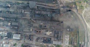 Sanayi Bölgesi üstten görünüm, endüstriyel nesnesinin görünümünü, bir fabrika, havadan görünümü, duman ve ateş, çevre kirliliği, çevre kirliliği, ekolojik felaket, panoramik, 4k avlusu