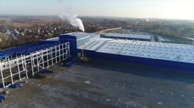 Büyük bir endüstriyel kompleks havadan görüntüleri. Tesisi inşaatı, havadan görünümü. 4k
