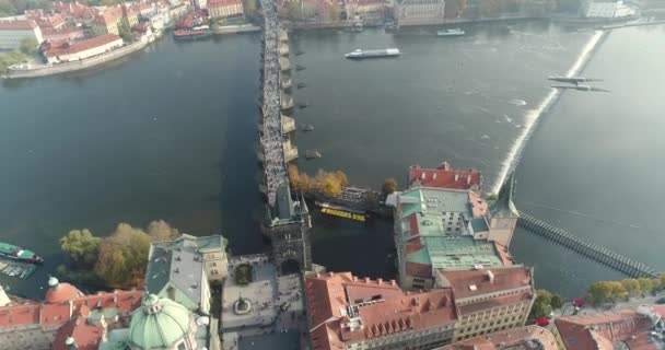 Vista panorâmica de cima sobre o Castelo de Praga, aérea da cidade, vista de cima sobre a paisagem urbana de Praga, voo sobre a cidade, vista superior, vista superior da Ponte Charles, Rio Vltava — Vídeo de Stock