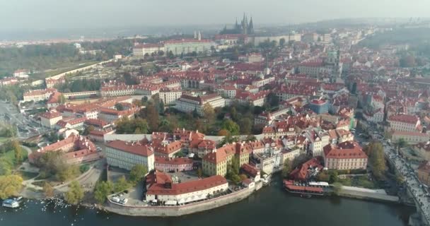 Vista panorámica desde arriba sobre el castillo de Praga, aérea de la ciudad, vista desde arriba sobre el paisaje urbano de Praga, vuelo sobre la ciudad, vista superior, vista superior del puente de Carlos, río Moldava — Vídeos de Stock