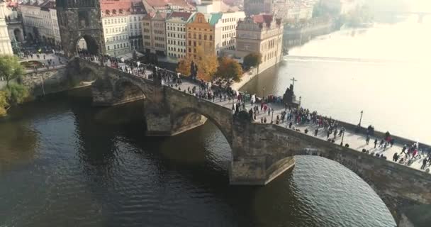 Прага, перелет над городом, вид сверху, вид сверху на Карлов мост, реку Влтаву — стоковое видео