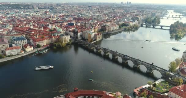 Panoramautsikt från ovan till Prag och Charles Bridge, floden Moldau, flyg över Karlsbron — Stockvideo