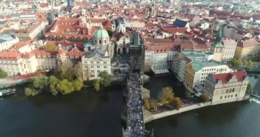 Yukarıdan panoramik kent Prag'ın ve Charles Köprüsü, Charles Köprüsü, Vltava Nehri üzerinde turistler için
