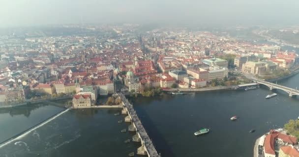 Панорамный вид сверху на Пражский град, антенна города, вид сверху на городской пейзаж Праги, Карлов мост, река Влтава — стоковое видео