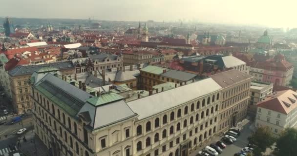 Panorama van Praag, uitzicht van bovenaf op het stadsbeeld van Praag, Praagse burcht, vlucht over de stad Praag, Tsjechië — Stockvideo
