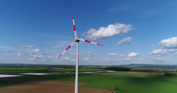 Альтернативный источник энергии, ветрогенератор в поле, ветряная турбина с воздуха — стоковое видео