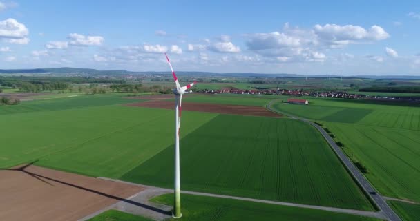 Fuente de energía alternativa, generador eólico en el campo, turbina eólica desde el aire — Vídeo de stock