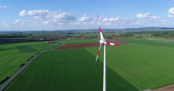 Alternativ energikälla, vindkraftgenerator i fältet vindkraftverk från luften — Stockvideo