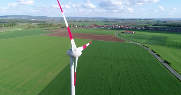 Alternative Energiequelle, Windgenerator auf dem Feld, Windturbine aus der Luft — Stockvideo