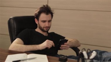 Uyarılar telefondaki adam duygusal tepki verir, adam telefonda mesaj tarafından sıkıntılı