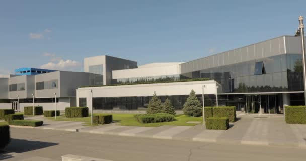 De buitenkant van een grote moderne fabriek of fabriek, industriële exterieur, moderne productie buitenkant — Stockvideo