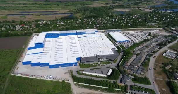 De bouw van een moderne productie gebouw of fabriek, de buitenkant van een grote moderne fabriek of fabriek, industriële exterieur, moderne productie buitenkant — Stockvideo