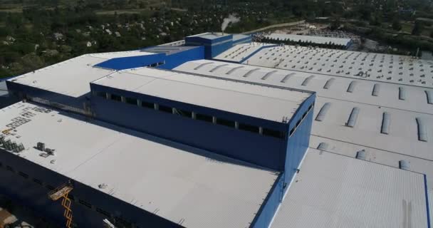 Het heldere gebouw is een moderne fabriek vanuit de lucht, een wit-blauw gebouw van een grote fabriek, moderne fabrieken van bovenaf — Stockvideo