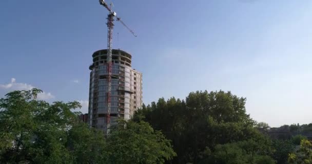 建造一座多层高房子, 一座塔式起重机在建筑工地上, 建设一个现代化的高层建筑, 一个城市景观 — 图库视频影像