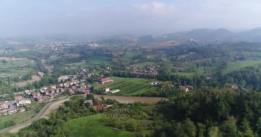 Bir vadi yeşil tepeler, yukarıdan bir görünüm, hava, hava, panoramik görünüm arasında küçük bir kasabada panorama, Avrupa, İtalya