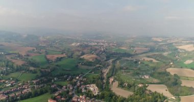 Hills, İtalya küçük ortaçağ şehir, panoramik, yukarıdaki görünümünden, kahverengi çatı evlerin arasında vadideki küçük İtalyan şehrin havadan görünümü