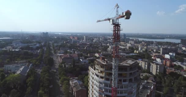 Byggandet av en flera våningar byggnaden, tornkran, oavslutat flera våningar byggnad, bygga ett höghus, panoramautsikt — Stockvideo