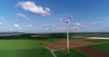 Rüzgar türbini, rüzgar jeneratörü bir görünümü manzaralar yeşil alanlar ve çayırlar etrafında, Rüzgar enerjisi tarımda arka plan üzerinde havadan görünümü
