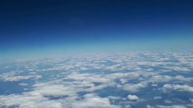 Güzel görünümüne uçak penceresinden mavi gökyüzü ve beyaz bulutlar, beyaz bulutlar float yerden