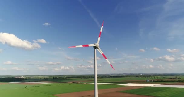 Fuente de energía alternativa, generador eólico en el campo, turbina eólica desde el aire — Vídeos de Stock