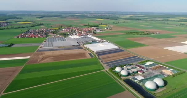 Vídeo aéreo de la planta de Biogás. El complejo agrícola e invernadero está equipado con su propio biogás para la producción de biogás. — Vídeos de Stock