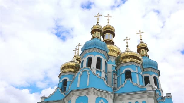 Ortodoks Tapınağı, bulutların üzerinde Tapınak, altın kubbeler, Timelapse, dış, aşağıda bir görünümden, mavi Tapınak, altın kubbe gökyüzü mavi Kilisesi — Stok video