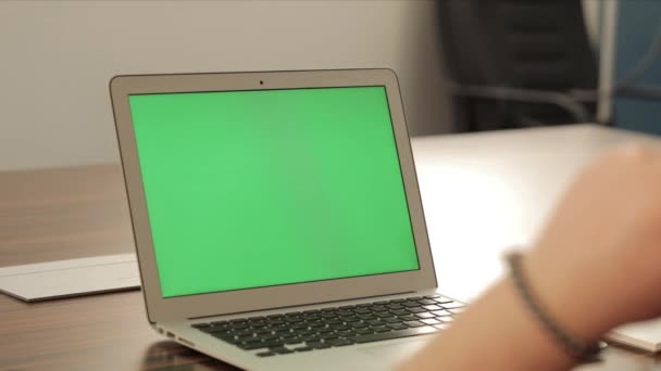 Kreative Managerarbeit. Geschäftskonzept. selbstbewusster junger Mann auf seinem Laptop mit grünem Bildschirm — Stockvideo