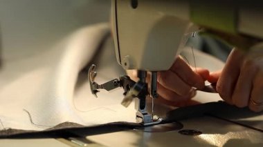 Çalışan bir dikiş makinesi, iğne dikiş makinesi, eller, sığ derinlik-in tarla, Sanayi dikiş makinesi kadın