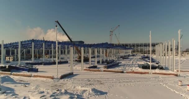 Construção de uma fábrica ou armazém moderno, exterior industrial moderno, vista panorâmica, local de construção de armazém moderno, a estrutura de aço estrutural de um novo edifício comercial — Vídeo de Stock