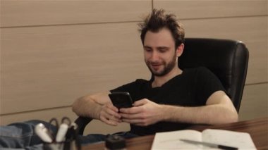 Uyarılar telefondaki adam duygusal tepki verir, telefonun ekranında neler olduğunu ofis çalışanı sevinir