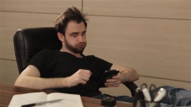 Uyarılar telefondaki adam duygusal tepki verir, telefonun ekranında neler için ofis çalışanı şiddetle tepki verir, adam telefonda mesaj tarafından sıkıntılı
