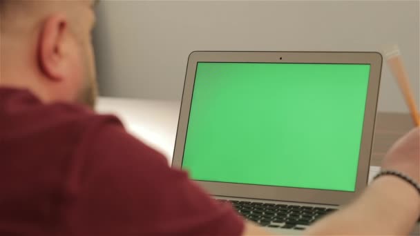 Kreative Managerarbeit. Geschäftskonzept. selbstbewusster junger Mann auf seinem Laptop mit grünem Bildschirm — Stockvideo