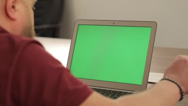 Kreatív igazgató munkáját. Üzleti koncepció. Magabiztos fiatal ember, a laptop Pc-val chroma key zöld képernyő — Stock videók