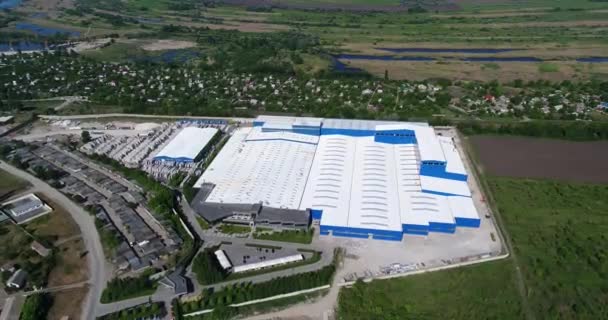 Construcción de una gran fábrica, exterior industrial, vista panorámica desde el aire. Construcción, estructura metálica. maquinaria de construcción, Vista aérea de la construcción — Vídeo de stock