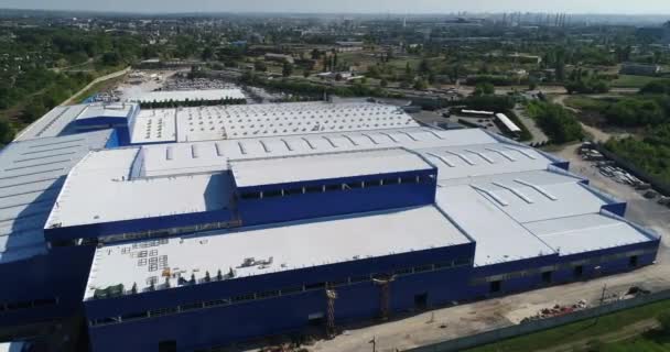 Parlak bina hava, büyük bir fabrika, modern fabrikaları yukarıdan bir beyaz-mavi bina modern bir fabrika olduğunu — Stok video