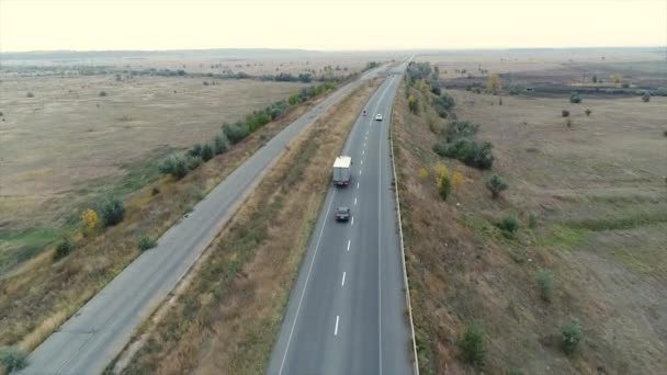 Motorvägen Utanför Staden Panoramautsikten Ovanifrån Motorväg Längs Fältet Kommer Bilar — Stockvideo
