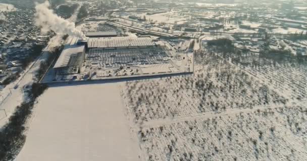 La construcción de una moderna vista al aire de fábrica, una gran construcción de hierro, una moderna vista al aire de fábrica, la construcción de una fábrica o almacén moderno, exterior industrial moderno — Vídeos de Stock