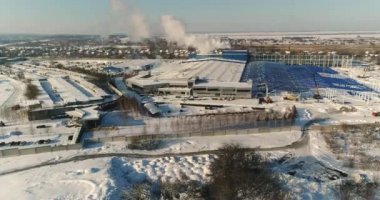 Büyük bir fabrika inşaatı kışın, büyük bir fabrika hava görünümünü. Bir modern fabrika veya ticari bina