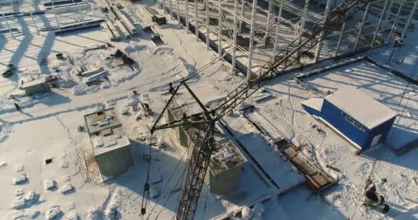 建造一个现代化的工厂或工厂, 在冬天的工业区, 从空气中眺望全景。现代植物在冰雪覆盖的领域, 结构钢结构的新商业建筑 — 图库视频影像